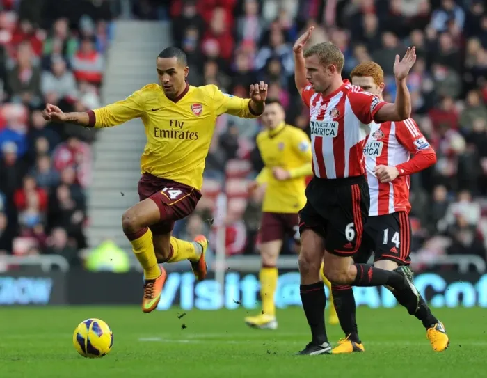 Framed Print : Theo Walcott Outmaneuvers Lee Cattermole: Sunderland vs. Arsenal, Premier League 2012-13