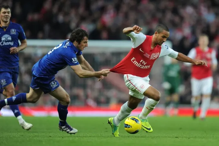 Framed Print : Theo Walcott Outmaneuvers Leighton Baines: Arsenal vs. Everton, Premier League, 2011-12