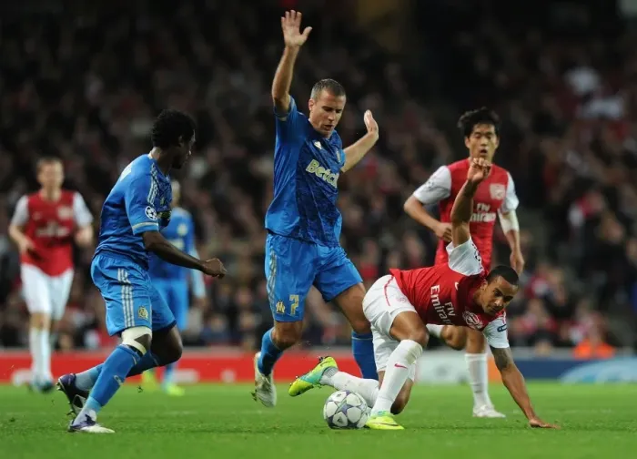 Framed Print : Theo Walcott Outmaneuvers Nicolas N'Koulou and Benoit Cherou as Arsenal Takes on Olympique de Marseille in the UEFA Champions League Framed Print : Theo Walcott Outmaneuvers Nicolas N'Koulou and Benoit Cherou as Arsenal Takes on Olympique de Marseille in the UEFA Champions League