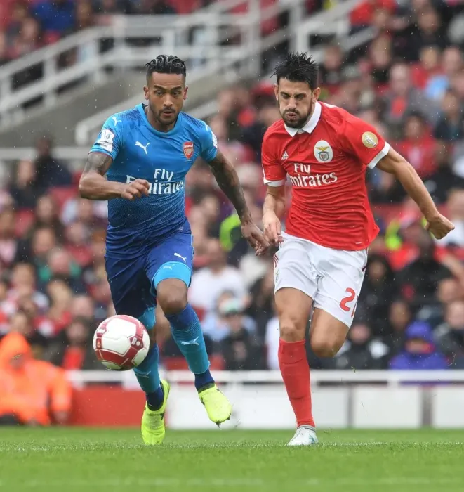 Framed Print : Theo Walcott Outmaneuvers Pizzi: Arsenal vs SL Benfica, Emirates Cup 2017-18