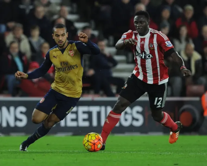Framed Print : Theo Walcott Outmaneuvers Victor Wanyama: A Pivotal Moment in Southampton vs. Arsenal, Premier League 2015-16