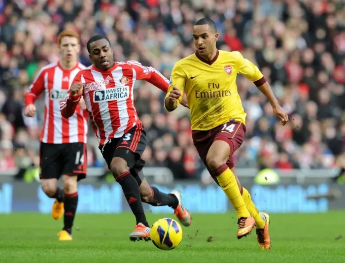 Framed Print : Theo Walcott Outpaces Danny Rose: Sunderland vs. Arsenal, Premier League 2012-13 Framed Print : Theo Walcott Outpaces Danny Rose: Sunderland vs. Arsenal, Premier League 2012-13