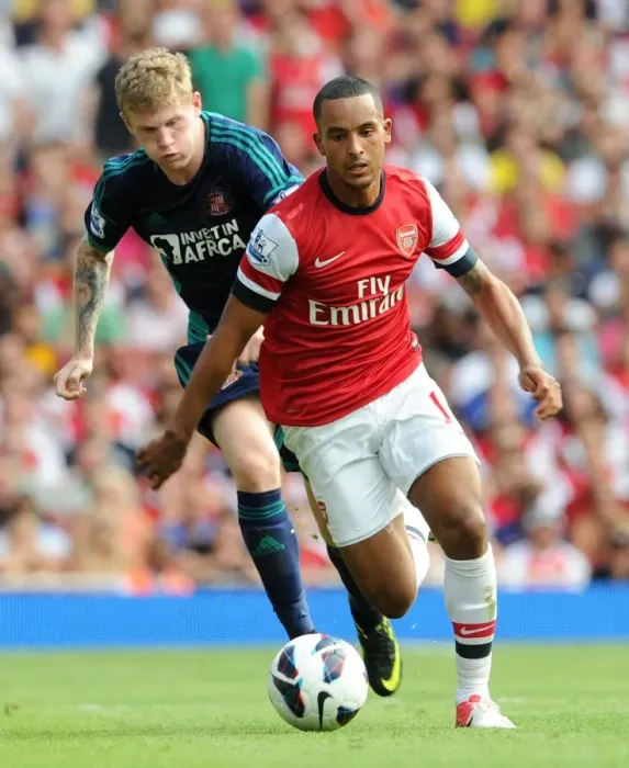 Framed Print : Theo Walcott Outpaces James McClean in Arsenal's Victory over Sunderland (2012-13) Framed Print : Theo Walcott Outpaces James McClean in Arsenal's Victory over Sunderland (2012-13)