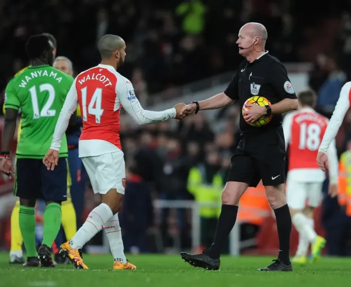 Framed Print : Theo Walcott and Referee Lee Mason in Heated Exchange After Arsenal vs. Southampton Match (2015-16) Framed Print : Theo Walcott and Referee Lee Mason in Heated Exchange After Arsenal vs. Southampton Match (2015-16)