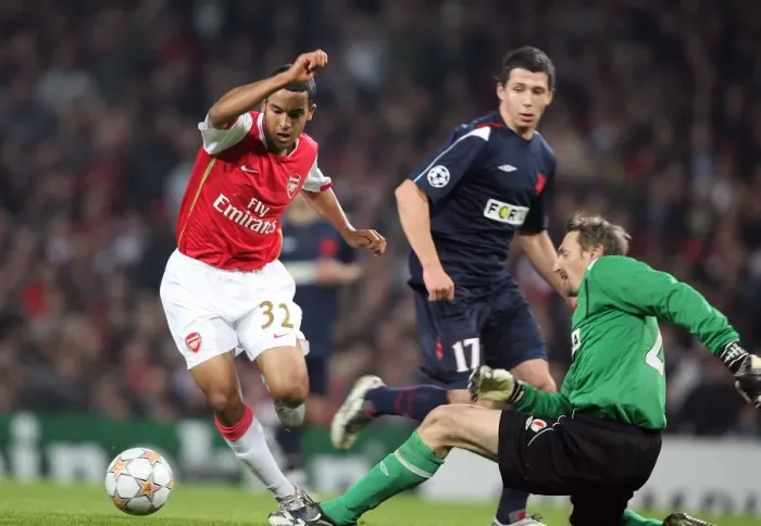 Framed Print : Theo Walcott rounds Martin Vaniak (Slavia) to score Arsenals 3rd goal, his 1st Framed Print : Theo Walcott rounds Martin Vaniak (Slavia) to score Arsenals 3rd goal, his 1st