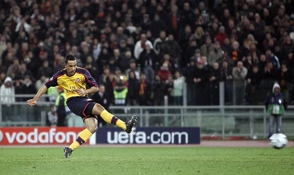 Theo Walcott scores for Arsenal from the penalty spot
