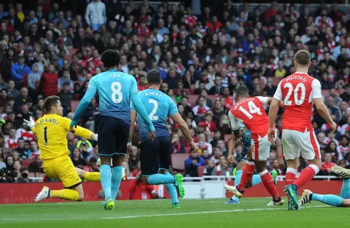 Framed Print : Theo Walcott Scores Arsenal's Second Goal Against Swansea City (2016-17) Framed Print : Theo Walcott Scores Arsenal's Second Goal Against Swansea City (2016-17)