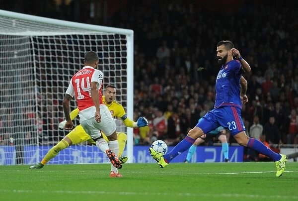 Theo Walcott Scores: Arsenal's Victory Against Olympiacos in the 2015 / 16 UEFA Champions League