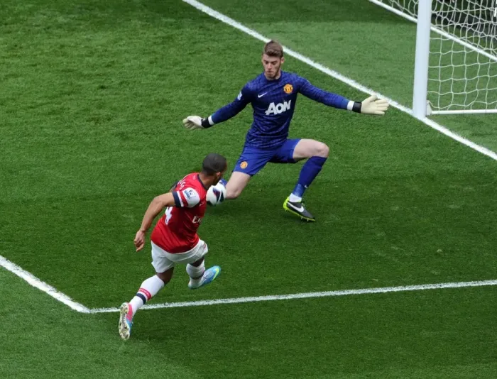 Framed Print : Theo Walcott Scores Stunner Past David De Gea: Arsenal vs Manchester United, Premier League 2012-13