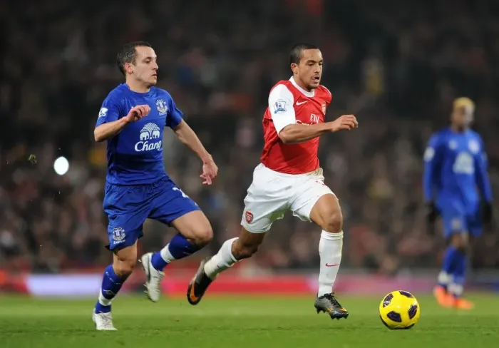 Framed Print : Theo Walcott Scores the Winner: Arsenal's 2-1 Victory Over Everton in the Barclays Premier League