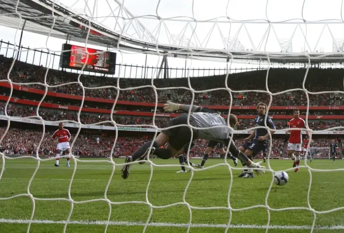 Framed Print : Theo Walcott shoots past Blackburn goalkeeper Paul
