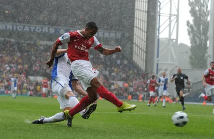 Framed Print : Theo Walcott shoots past Blackburn goalkeeper Paul Robinson to score the 1st Arsenal goal