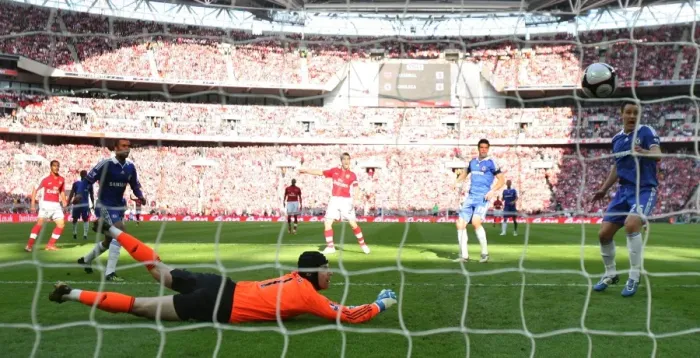 Framed Print : Theo Walcott shoots past Chelsea goalkeeper Petr Cech Framed Print : Theo Walcott shoots past Chelsea goalkeeper Petr Cech