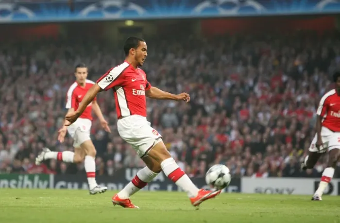 Framed Print : Theo Walcott shoots past Villarreal goalkeeper Diego Framed Print : Theo Walcott shoots past Villarreal goalkeeper Diego