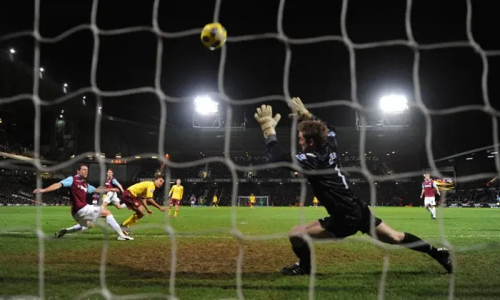 Framed Print : Theo Walcott shoots past West Ham goalkeeper to score the 2nd Arsenal goal