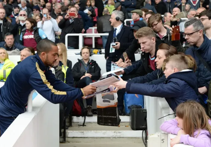 Framed Print : Theo Walcott Signing Autographs Before Arsenal vs West Ham United, Premier League 2015-16 Framed Print : Theo Walcott Signing Autographs Before Arsenal vs West Ham United, Premier League 2015-16