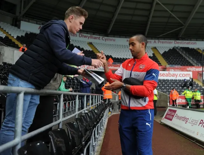 Framed Print : Theo Walcott at Swansea: Arsenal Star Signs Autographs Ahead of Premier League Clash