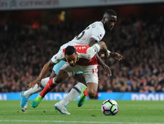 Framed Print : Theo Walcott vs. Arthur Masuaku: Intense Battle at the Emirates Stadium - Arsenal v West Ham United, Premier League