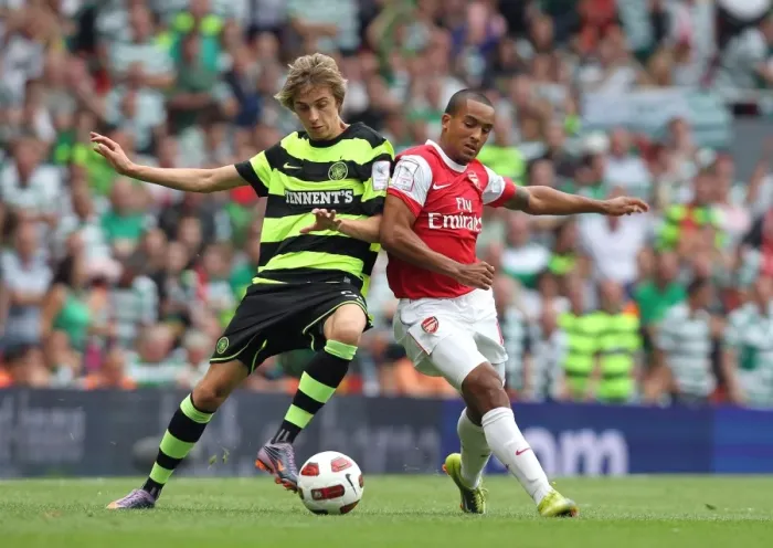 Framed Print : Theo Walcott vs Filip Twardzik: Arsenal's Thrilling 3-2 Victory Over Celtic in the Emirates Cup Pre-Season, 2010