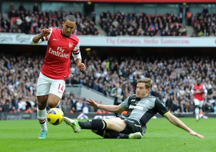 Framed Print : Theo Walcott vs Jan Vertonghen: A Fierce Encounter in the Arsenal-Tottenham Rivalry