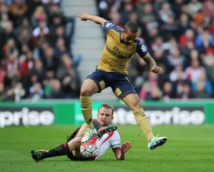 Framed Print : Theo Walcott vs Lee Cattermole: A Premier League Battle at Sunderland (2015-16) Framed Print : Theo Walcott vs Lee Cattermole: A Premier League Battle at Sunderland (2015-16)