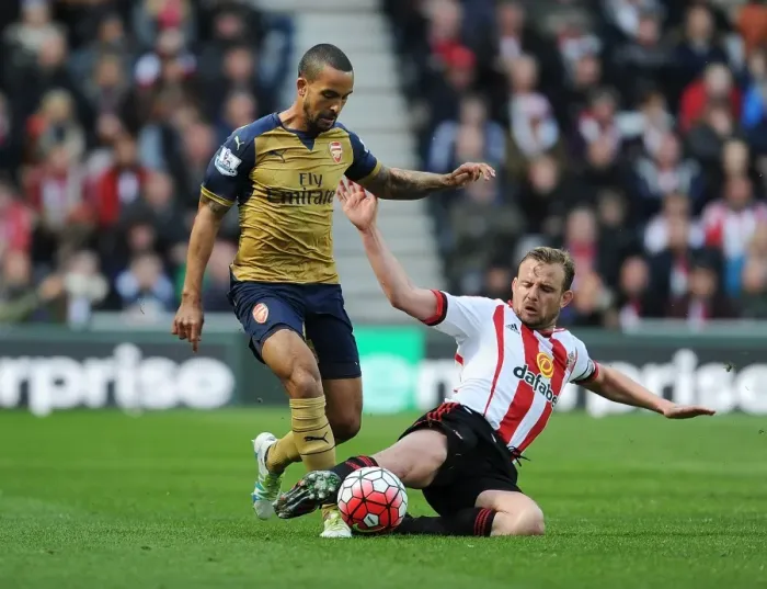 Framed Print : Theo Walcott vs Lee Cattermole: A Premier League Clash at Sunderland (2015-16)