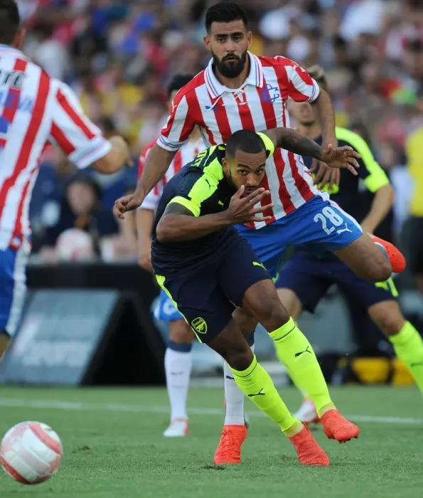 Framed Print : Theo Walcott vs Miguel Basulto: A Pre-Season Showdown between Arsenal and Chivas