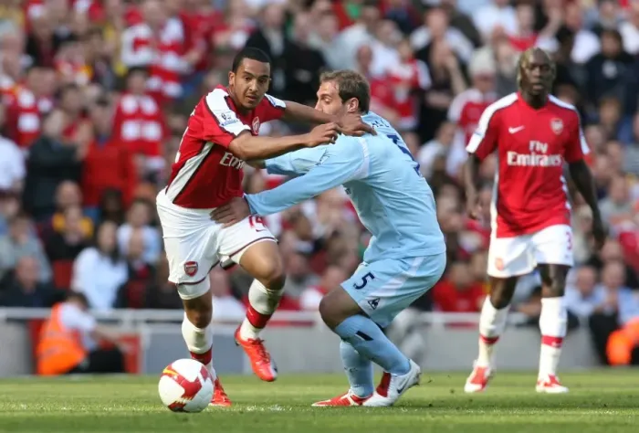 Framed Print : Theo Walcott vs. Pablo Zabaleta: Arsenal's Double Victory over Manchester City, 4-4-2009 Framed Print : Theo Walcott vs. Pablo Zabaleta: Arsenal's Double Victory over Manchester City, 4-4-2009