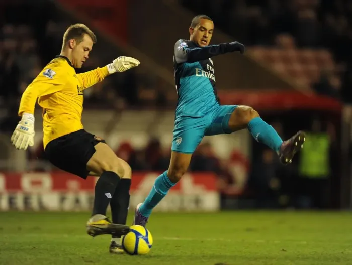 Framed Print : Theo Walcott vs. Simon Mignolet: Intense Battle in Sunderland v Arsenal FA Cup Clash