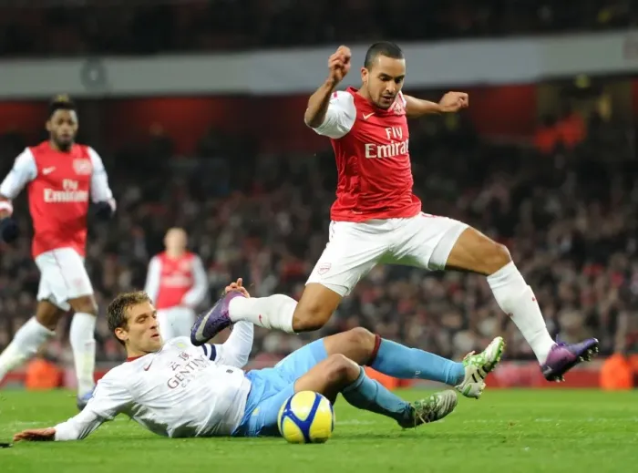 Framed Print : Theo Walcott vs Stiliyan Petrov: A FA Cup Battle at Arsenal's Emirates Stadium