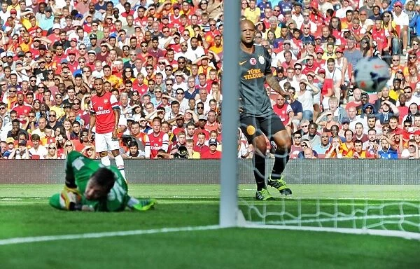 Theo Walcott watches his cross go in for Arsenals goal. Arsenal 1: 2 Galatasaray