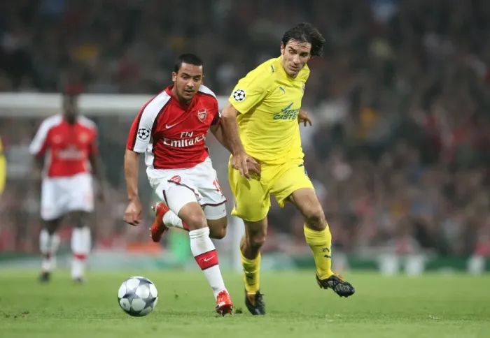 Framed Print : Theo Walcott's Brace: Arsenal's 3-0 Victory over Villarreal in the UEFA Champions League Quarterfinals