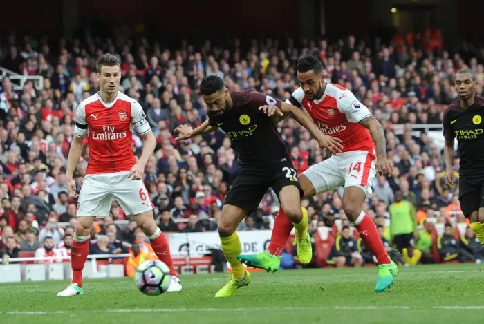 Framed Print : Theo Walcott's Dramatic Goal: Arsenal's Thrilling Victory Over Manchester City