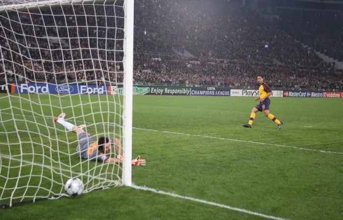 Framed Print : Theo Walcott's Dramatic Penalty: Arsenal's Thrilling UEFA Champions League Victory Over AS Roma