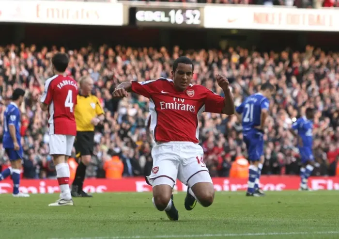 Framed Print : Theo Walcott's Game-Changing Goal: Arsenal's Triumph over Everton (18 / 10 / 2008)