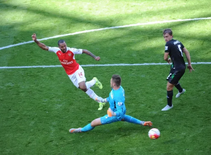 Framed Print : Theo Walcott's Stunning Goal Past Jack Butland: Arsenal vs Stoke City, Premier League 2015-16