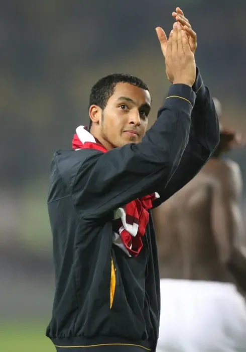 Framed Print : Theo Walcott's Triumphant Moment: Arsenal's 5-2 Victory Over Fenerbahce