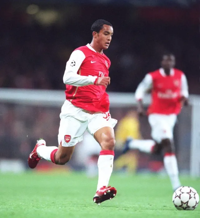 Framed Print : Theo Walcott's Unforgettable Strike: Arsenal's Triumph over Hamburg in the UEFA Champions League, Group G (November 21, 2006)
