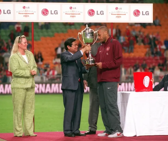 Framed Print : Thierry Henry with the Amsterdam Tournament Trophy: Arsenal's Victory over Porto (2005) Framed Print : Thierry Henry with the Amsterdam Tournament Trophy: Arsenal's Victory over Porto (2005)