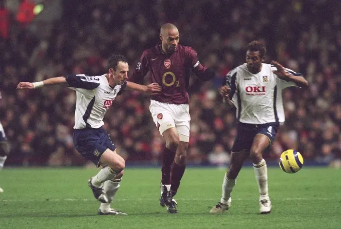Framed Print : Thierry Henry (Arsenal) Andy O Brien and John Viafara (Portsmouth)