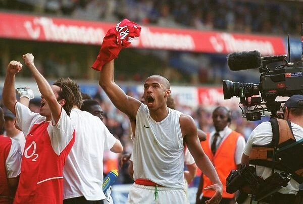 Thierry Henry (Arsenal) celebrates winning the League