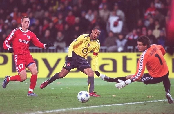 Thierry Henry (Arsenal) Eldin Jakupovic (Thun). FC Thun 0:1 Arsenal