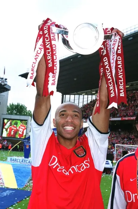 Framed Print : Thierry Henry (Arsenal) lifts the F. A. Barclaycard Premiership Trophy