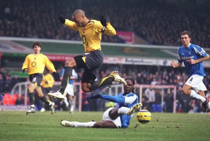 Framed Print : Thierry Henry (Arsenal) Mario Melchiot (Birmingham City)
