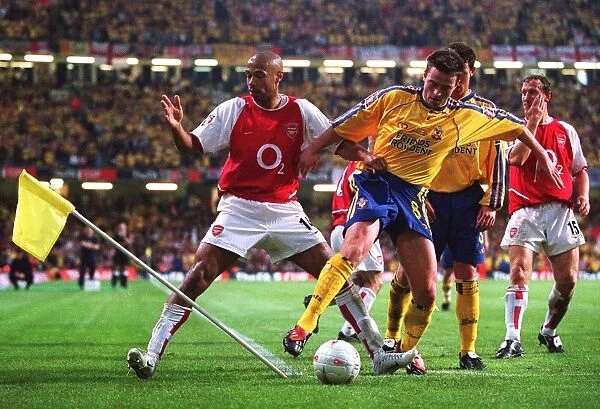 Thierry Henry (Arsenal) Matt Oakley (Southampton). Arsenal 1:0 Southampton