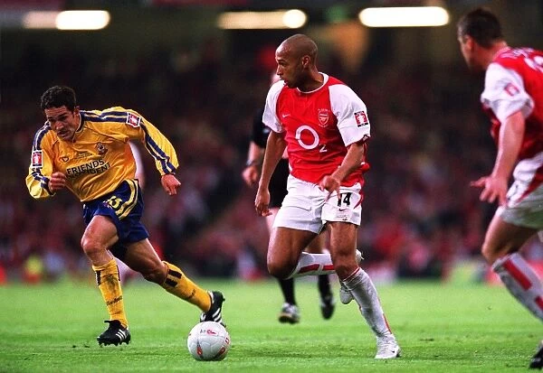 Thierry Henry (Arsenal) Paul Telfer (Southampton). Arsenal 1:0 Southampton