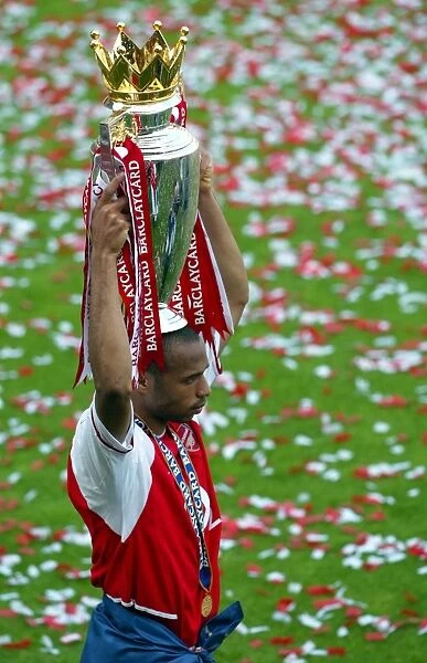 Thierry Henry (Arsenal) with the Premiership trophy. Arsenal 2:1 Leicester City