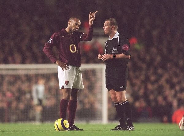 Thierry Henry (Arsenal) and Referee Graham Poll. Arsenal 0:0 Manchester United