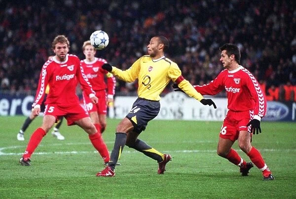 Thierry Henry (Arsenal) Selver Hodzic (Thun). FC Thun 0:1 Arsenal