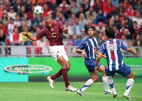 Thierry Henry (Arsenal) Sonkaya (Porto). Arsenal 2: 1 Porto